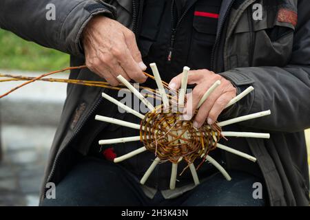 Italie , Lombardie, Craftsman faire un panier en osier Banque D'Images