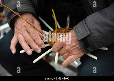 Italie , Lombardie, Craftsman faire un panier en osier Banque D'Images