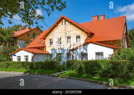 Immeubles d'appartements sur la rue Moskovskaya dans la ville balnéaire de Zelenogradsk, région de Kaliningrad Banque D'Images