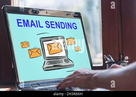 Écran d'ordinateur portable affichant un concept d'envoi d'e-mails Banque D'Images