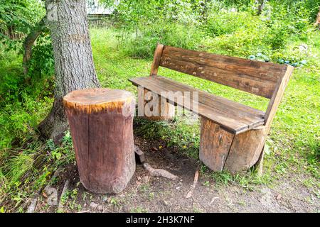 Table et banc en bois faits main à l'extérieur en été Banque D'Images