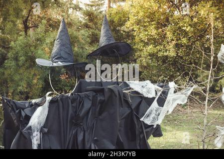 Halloween sorcière fracas et toile d'araignée décoration.Décor de cour et idées de zone de photo de vacances pour la fête.Mise au point sélective, espace de copie Banque D'Images