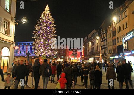 FRANCE BAS RHIN (67) STRASBOURG.MARCHÉ DE NOËL PLACE KLEBER, GRAND ARBRE Banque D'Images