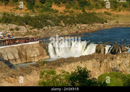 Cascade de Dhuandhar à Bhedaghat, Jabalpur, Madhya Pradesh, Inde.Prise de vue depuis un téléphérique. Banque D'Images