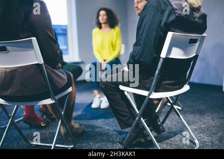 Grand groupe de personnes ayant une séance de counseling. Banque D'Images