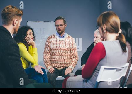 Coach et le groupe de support au cours de thérapie psychologique. Banque D'Images