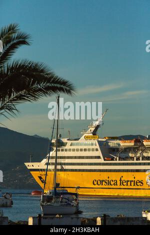 FRANCE.CORSE DU SUD (2A) AJACCIO.PORT DE PLAISANCE D'AMIRAUTÉ.CORSE FERRIES-BATEAUX AMARRÉS Banque D'Images