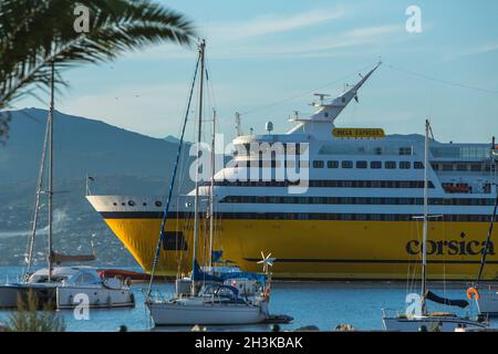 FRANCE.CORSE DU SUD (2A) AJACCIO.PORT DE PLAISANCE D'AMIRAUTÉ.CORSE FERRIES-BATEAUX AMARRÉS Banque D'Images