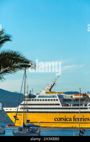 FRANCE.CORSE DU SUD (2A) AJACCIO.PORT DE PLAISANCE D'AMIRAUTÉ.CORSE FERRIES-BATEAUX AMARRÉS Banque D'Images