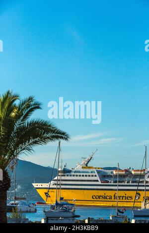 FRANCE.CORSE DU SUD (2A) AJACCIO.PORT DE PLAISANCE D'AMIRAUTÉ.CORSE FERRIES-BATEAUX AMARRÉS Banque D'Images