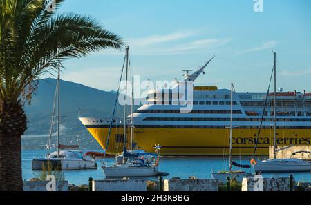 FRANCE.CORSE DU SUD (2A) AJACCIO.PORT DE PLAISANCE D'AMIRAUTÉ.CORSE FERRIES-BATEAUX AMARRÉS Banque D'Images