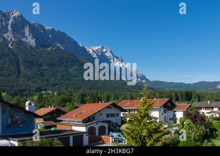 Regardez à la Zugspitze, la plus haute montagne d'Allemagne Banque D'Images