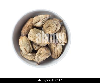 Bol plein de figues séchées isolé sur fond blanc. Vue d'en haut. Banque D'Images