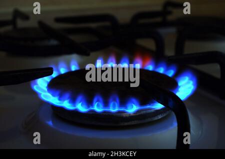 Gaz naturel.Prix élevés du gaz naturel.Flammes bleues de gaz brûlant d'un poêle à gaz de cuisine.Crise énergétique. Banque D'Images