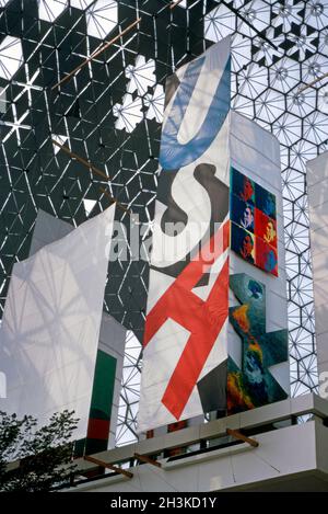 Intérieur du pavillon américain à Expo 67, Montréal, Québec, Canada en 1967.Une bannière verticale avec les lettres orthographiées USA contient également deux œuvres d'art – (au centre à droite) six autoportraits géants par l'artiste pop Andy Warhol, ci-dessous on trouve la « carte de la mymaxion » de Jasper Johns.Le pavillon des États-Unis était un dôme géodésique conçu par l'architecte Richard Buckminster Fuller.L'attraction a vécu après 1967 pendant les mois d'été et a finalement fermé en 1981.Le pavillon des États-Unis est maintenant la Biosphère, un musée dédié à l'environnement.Cette image est tirée d'une vieille transparence de couleur amateur – une photographie vintage des années 1960. Banque D'Images