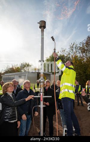 29 octobre 2021, Rhénanie-Palatinat, Bad Neuenahr-Ahrweiler :Andreas Hoffknecht (Directeur général d'Energienetze Mittelrhein) allume la flamme après que Malu Dreyer, Premier ministre de Rhénanie-Palatinat (SPD), Jörg Rönz (Président du Conseil d'Administration d'Energienetze Mittelrhein) et Roger Lewentz (SPD, Ministre de l'intérieur de Rhénanie-Palatinat) ont mis en service le nouveau gazoduc haute pression pour l'approvisionnement en gaz.L'inondation éclair dans la vallée de l'Ahr en juillet avait également détruit de grandes parties du réseau de gaz naturel.Le nouveau tuyau haute pression a été installé en un temps record.Photo: Harald Tette Banque D'Images