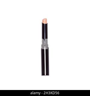 Bâton correcteur de maquillage isolé sur fond blanc.Crayon correcteur de maquillage, gros plan Banque D'Images