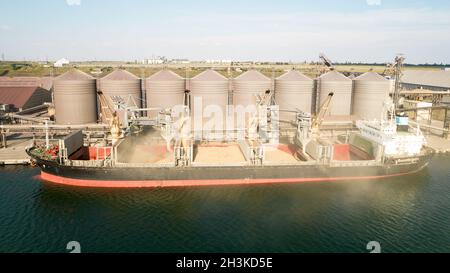 Odessa, Ukraine - 10 août 2021 : vue panoramique d'un navire à conteneurs dans un port commercial, le grain est chargé.Vue de dessus, filmée à partir d'un drone.Merc Banque D'Images