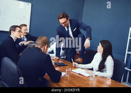 Équipe de jeunes entreprises ayant une séance de brainstorming Banque D'Images