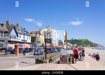 Seaton Esplanade ou promenade en bord de mer sur la route de la plage Seaton Devon Angleterre GB Europe Banque D'Images