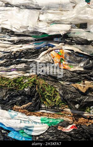Matériau extrudé en cellophane pour le traitement dans un PET d'usine. Banque D'Images