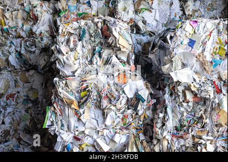 Piles de vieux magazines et de journaux stockés pour recyclage Banque D'Images