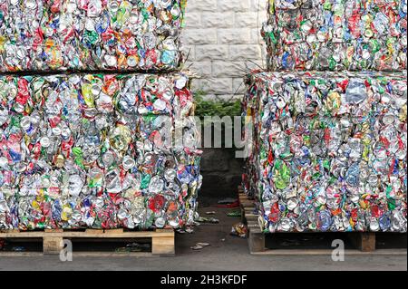 Les canettes métalliques de boissons gazeuses sont écrasées pour recyclage Banque D'Images