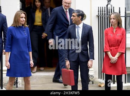 Rishi Sunak et son équipe du Trésor, à l'extérieur du 11 Downing Street avant le discours du budget de Rishi Sunak, le 27 octobre 2021. Banque D'Images