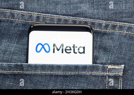 Galice, Espagne, 27 juillet 2021 : smartphone dans un Jean de poche avec logo Meta à l'écran Banque D'Images