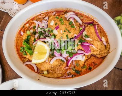 Cuisine et nourriture thaïlandaises, Khao soi Gai ou traditionnel de style nordique Curried et Coconut Milk Noodle Soup avec poulet Banque D'Images