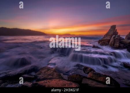 Magnifique coucher de soleil sur la plage de Barrika, située à Bizkaia, pays basque. Au nord de l'Espagne. Banque D'Images