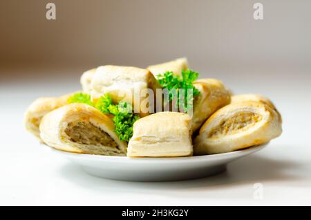 Cocktails petits pains à la saucisse, viande de porc assaisonnée enveloppée de pâte feuilletée, plats savoureux Banque D'Images