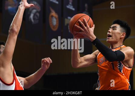 Zhuji, province chinoise de Zhejiang.29 octobre 2021.Li Tianrong (R), de Shanghai Sharks, participe au 6e tour de match entre Shanghai Sharks et Jiangsu Dragons lors de la saison 2021-2022 de la ligue de l'Association chinoise de basket-ball (CBA) à Zhuji, dans la province de Zhejiang, en Chine orientale, le 29 octobre 2021.Credit: Li an/Xinhua/Alay Live News Banque D'Images