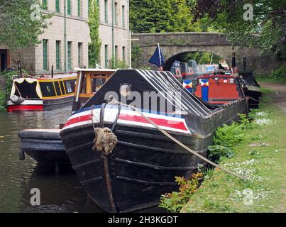 De vieilles barges et des bateaux à moteur amarrés sur le canal de rochdale, dans le pont hebden, dans l'ouest du yorkshire Banque D'Images