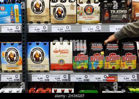 6 bouteilles de bière dans un supermarché Banque D'Images