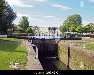 Vue sur les portes d'écluse à l'entrée du bassin de la brightouse et les amarres sur le canal de navigation calder et Hebble à calderville Banque D'Images