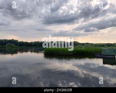 Belle vue sur le lac Tisza étincelant sous le coucher du soleil Banque D'Images