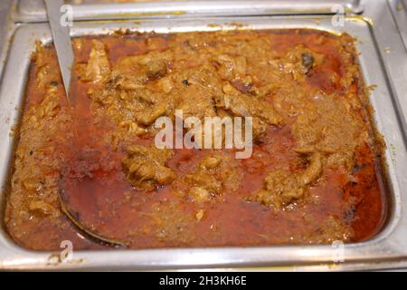 Curry de poulet ou masala, curry de poulet de style Kerala à base de noix de coco frites de manière traditionnelle Banque D'Images
