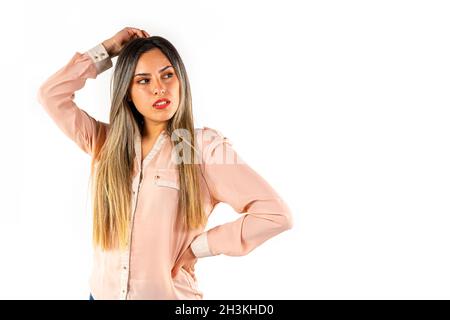 Plan moyen d'une belle femme avec une pensée d'expression sérieuse et regardant l'espace vide sur la gauche sur un fond blanc, copier l'espace sur le TH Banque D'Images