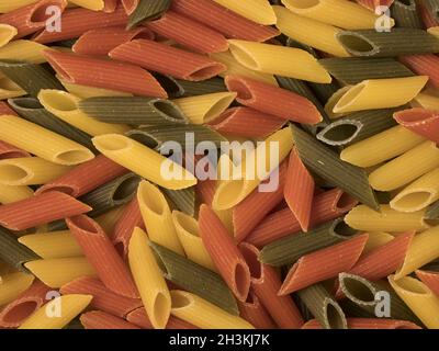 Pâtes penne 3-couleurs. Les épinards, tomates et pâtes de blé. Vue d'en haut. Banque D'Images