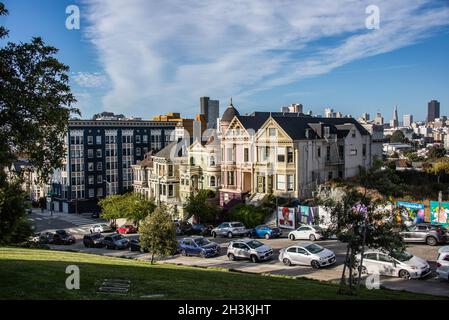 Les célèbres Painted Ladies, maisons victoriennes de rangée de cartes postales, San Francisco, Californie, U. S. A. Banque D'Images