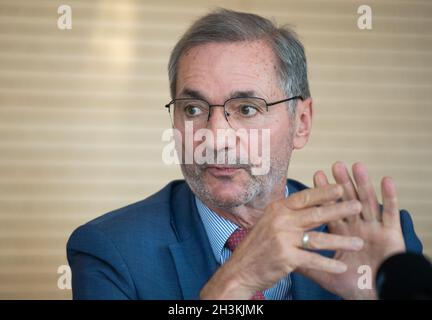 Berlin, Allemagne.29 octobre 2021.Matthias Platzeck, ancien ministre-président du Brandebourg, prend la parole lors d'une conférence de presse après des négociations collectives.Dans le conflit de négociation collective des filiales des cliniques Vivantes appartenant à l'État, le syndicat Verdi et le conseil d'administration de l'hôpital ont convenu d'un document sur les points clés.Credit: Christophe bateau/dpa/Alay Live News Banque D'Images