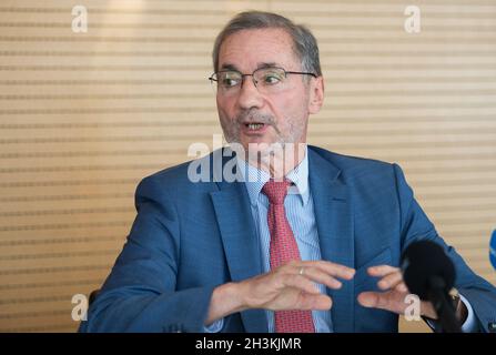 Berlin, Allemagne.29 octobre 2021.Matthias Platzeck, ancien ministre-président du Brandebourg, prend la parole lors d'une conférence de presse après des négociations collectives.Dans le conflit de négociation collective des filiales des cliniques Vivantes appartenant à l'État, le syndicat Verdi et le conseil d'administration de l'hôpital ont convenu d'un document sur les points clés.Credit: Christophe bateau/dpa/Alay Live News Banque D'Images