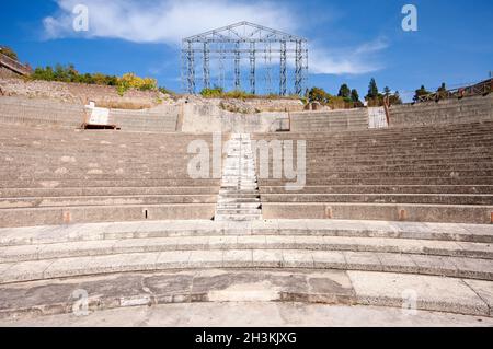 Cavea restauré du théâtre et des ruines du temple Hercules dans le sanctuaire d'Hercules Victor, Tivoli, Lazio, Italie Banque D'Images