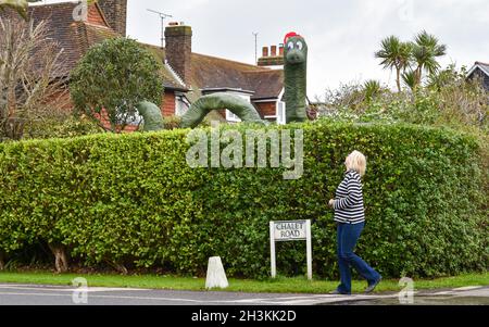 Worthing, Sussex, Royaume-Uni.29 octobre 2021.Cette arnaque de monstre du Loch Ness a été repéré dans le village de Ferring près de Worthing et fait partie de leur festival annuel de Scarecrow et de la piste. Cette année, le festival et la piste de Ferring de Scarecrow a attiré plus de 70 entrées de résidents : Credit Simon Dack/Alamy Live News Banque D'Images