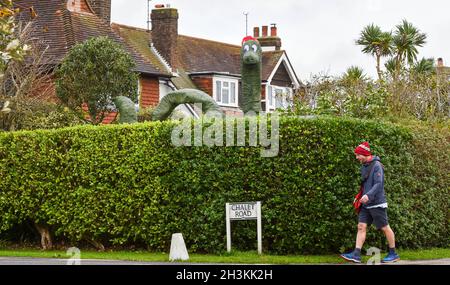 Worthing, Sussex, Royaume-Uni.29 octobre 2021.Cette arnaque de monstre du Loch Ness a été repéré dans le village de Ferring près de Worthing et fait partie de leur festival annuel de Scarecrow et de la piste. Cette année, le festival et la piste de Ferring de Scarecrow a attiré plus de 70 entrées de résidents : Credit Simon Dack/Alamy Live News Banque D'Images