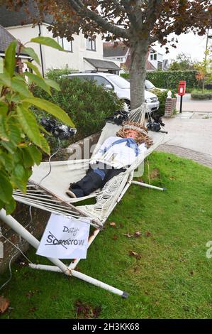 Worthing, Sussex, Royaume-Uni.29 octobre 2021.Une carecrow pieuse prenant part au Festival annuel de Scarecrow du village de Ferring et à la piste près de Worthing dans West Sussex. Cette année, le Festival et la piste de Ferring Scarecrow ont attiré plus de 70 entrées de résidents : Credit Simon Dack/Alamy Live News Banque D'Images