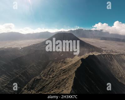 Vue aérienne cinématographique du magnifique pic du volcan du Mont Bromo avec le désert à Java est Banque D'Images