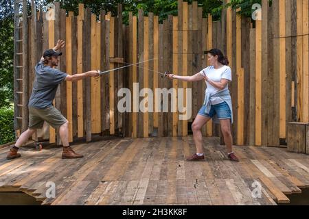 Acteurs lors d'une répétition de combat à l'amphithéâtre Trebah Garden de Cornwall. Banque D'Images