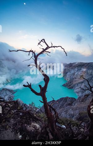 Vue aérienne du magnifique volcan Ijen avec le lac acide et le gaz de soufre provenant du cratère Banque D'Images